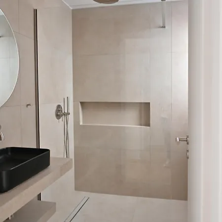 Pristine 3 Bedroom Luxury Sanctuary! Apartment